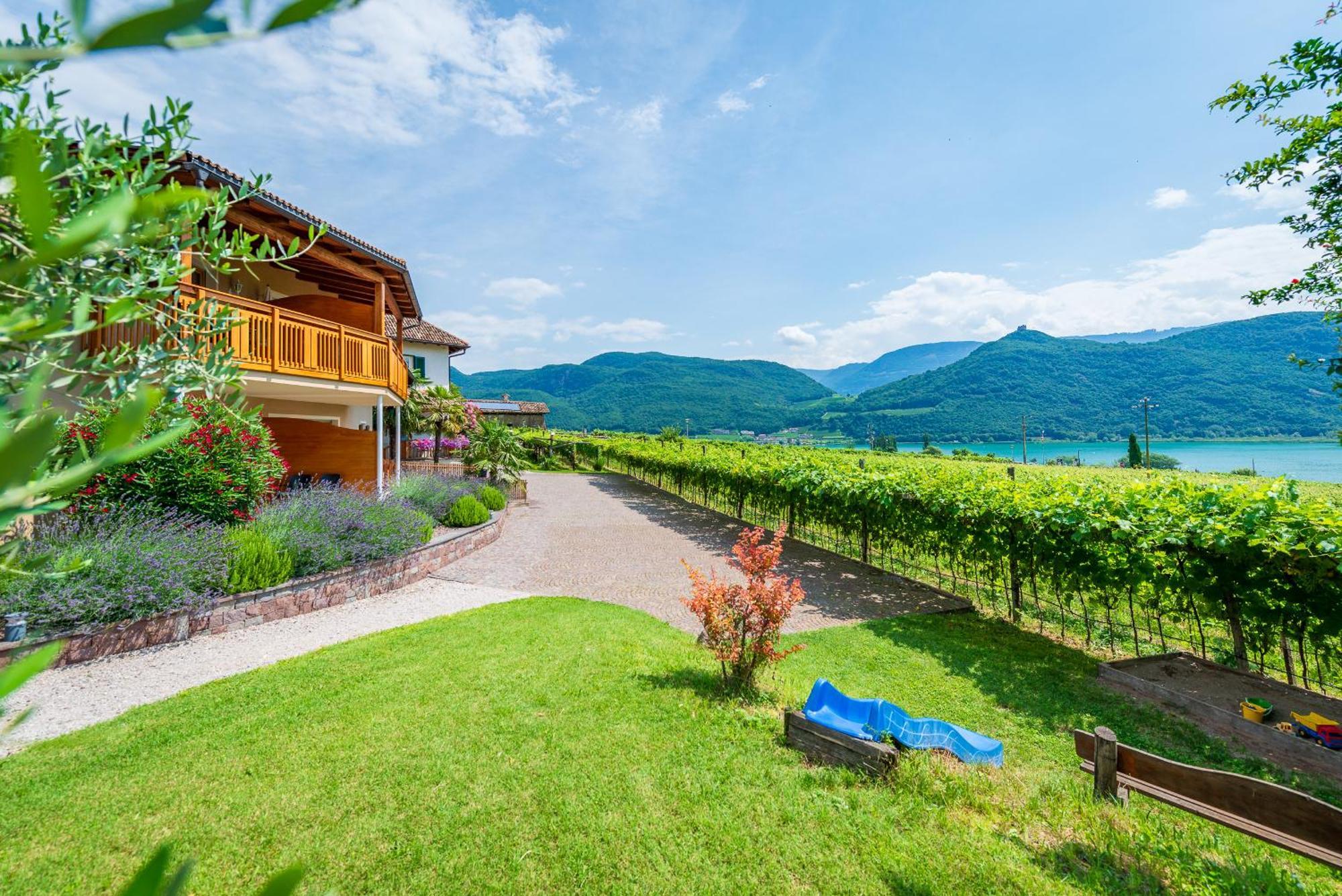 Weinhof Am See Caldaro Esterno foto